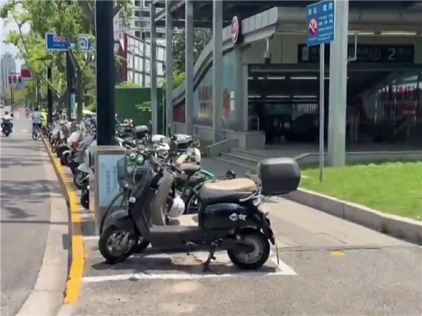 上海多个地铁口禁停共享单车：平台扩大禁停区范围引争议
