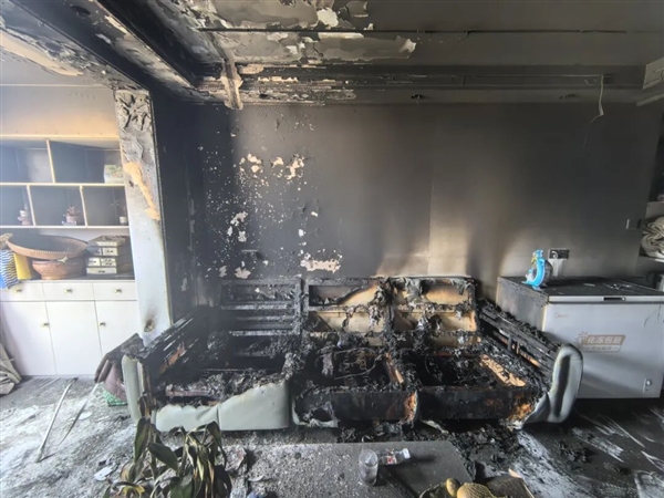 男子深夜回家发现客厅陷入火海 手电筒充电时爆炸起火