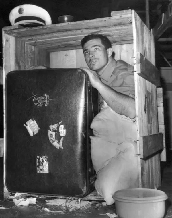 没钱买机票 1965年这个19岁男孩把自己打包空运回家