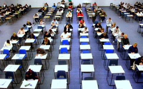美国老师崩溃痛哭高中生不会读写：把ChatGPT当学术外卖 阅读能力跌至30年新低