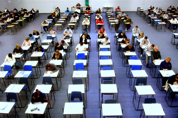 美国老师崩溃痛哭高中生不会读写：把ChatGPT当’学术外卖 阅读能力跌至30年新低