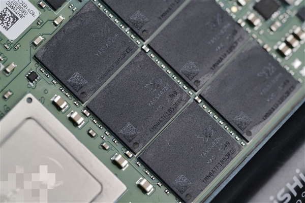 超高3100K IOPS随机读写!长江存储PE522 15.36TB企业级SSD图赏