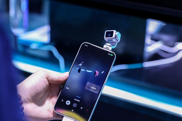 荣耀Robot Phone一机难求：黄牛加价5000元 罗巍要去拧螺丝了