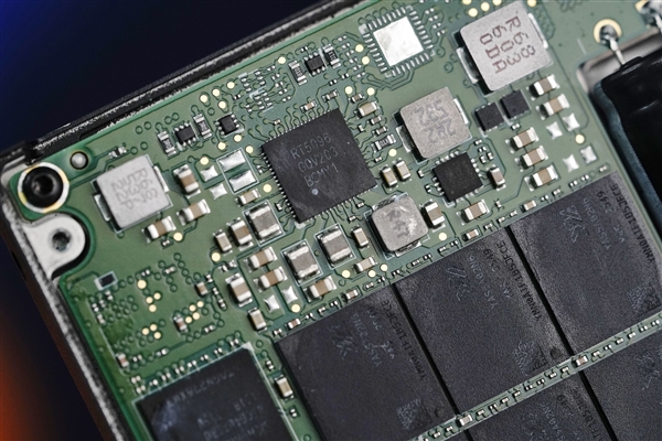 超高3100K IOPS随机读写!长江存储PE522 15.36TB企业级SSD图赏