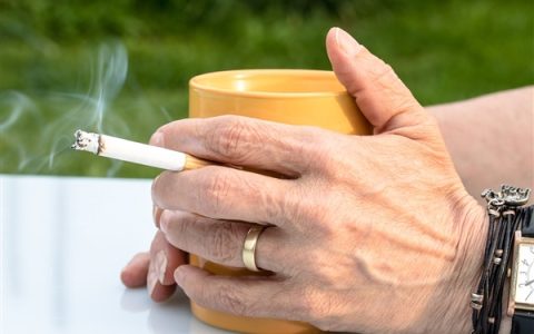 香烟被年轻人集体拉下神坛！不香了还是因其他原因？