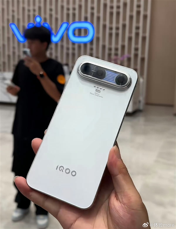 iQOO X十周年概念机亮相:骁龙8E10 Pro+15000mAh 性能党的梦想机