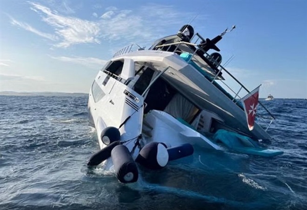刚交付仅4天!意大利6000万豪华游艇沉没 14人惊险逃生